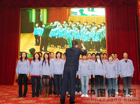 員工們引吭高歌《團(tuán)結(jié)就是力量》