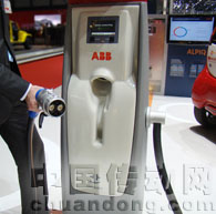 ABB“直流快速充電站”可以為高至100千瓦的電動車快速充電,不到10分鐘的充電時間，即可保證車輛續(xù)航100公里以上。該設(shè)備預(yù)計在不久以后上市。