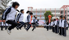高坪鎮(zhèn)中學(xué)學(xué)生在進(jìn)行課間活動