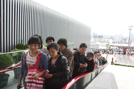 乘坐自動扶梯，游客興高采烈地進入中國國家館