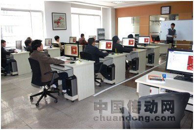 學員在培訓(xùn)教室參加培訓(xùn)