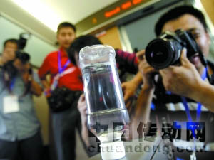 列車時(shí)速達(dá)到300公里以上，倒立的礦泉水瓶不倒。