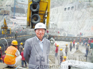2006年4月，潘家錚院士在小灣水電站考察。