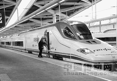 西班牙高鐵列車準備駛離巴倫西亞站