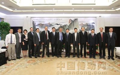 施耐德電氣集團總裁兼首席執(zhí)行官趙國華與陜西省委常委、常務(wù)副省長婁勤儉等政府領(lǐng)導(dǎo)合影