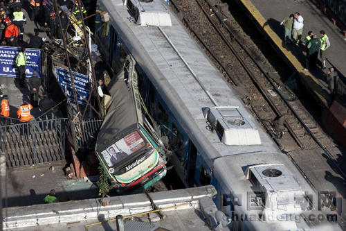 阿根廷城鐵列車(chē)和公交車(chē)相撞致百人受傷9月13日，在阿根廷首都布宜諾斯艾利斯，救援人員在城鐵列車(chē)和公交車(chē)相撞事故現(xiàn)場(chǎng)忙碌。