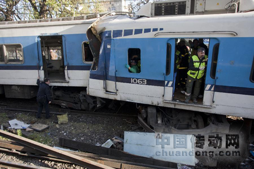 一輛92路公交車(chē)急于穿過(guò)欄桿正在放下的道口，結(jié)果和一列城鐵列車(chē)發(fā)生碰撞。城鐵列車(chē)脫軌后又和一列逆向行駛的城鐵列車(chē)發(fā)生側(cè)撞