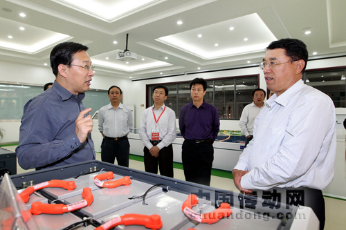 山東電力集團(tuán)總經(jīng)理李同智在展廳向史玉波副主席介紹電動公交車動力電池的性能特點(diǎn)