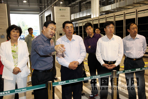 史玉波副主席一行興致勃勃參觀薛家島電動公交車充換電車間智能換電機(jī)器人工作情景