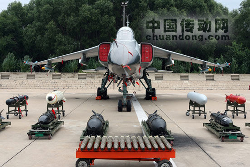 進(jìn)行靜態(tài)展示的國(guó)產(chǎn)殲轟-7A飛豹戰(zhàn)斗轟炸機(jī)