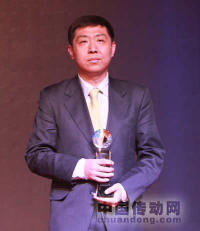 邦納銷(xiāo)售總監(jiān)茅兵先生領(lǐng)取獎(jiǎng)杯