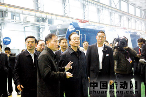 圖為中國(guó)南車董事長(zhǎng)趙小剛向溫家寶總理匯報(bào)公司安全質(zhì)量生產(chǎn)情況。