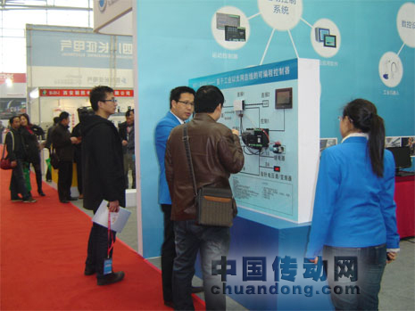 眾為興參展同事與客戶(hù)進(jìn)行溝通