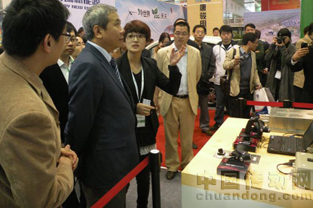 武漢市副市長邵為民視察公司展位，聽取工作匯報(bào)