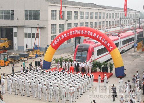 中國(guó)南車研制的首列出口格魯吉亞電動(dòng)車組在南京啟運(yùn)