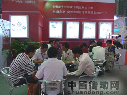 銷售人員與客戶詳細討論，幫助客戶解決實際問題